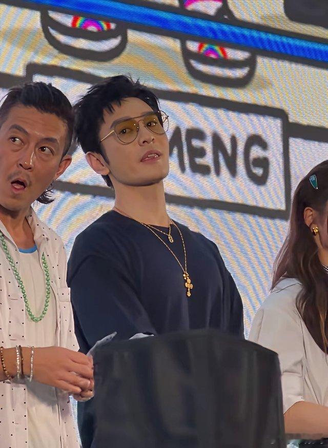 48岁的晓明哥完胜45岁的陈冠希！挺尴尬的，明显他俩不熟[捂脸][捂脸]黄台上动