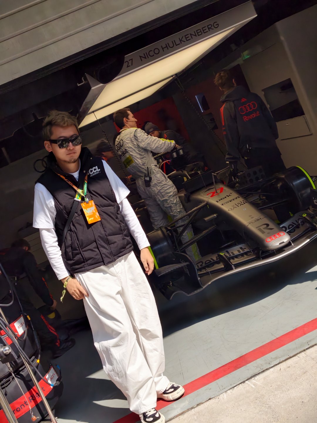 F1排位赛赛前，给奥迪车手候根宝同志的车附个魔，希望他在排位赛取得好成绩f1中国