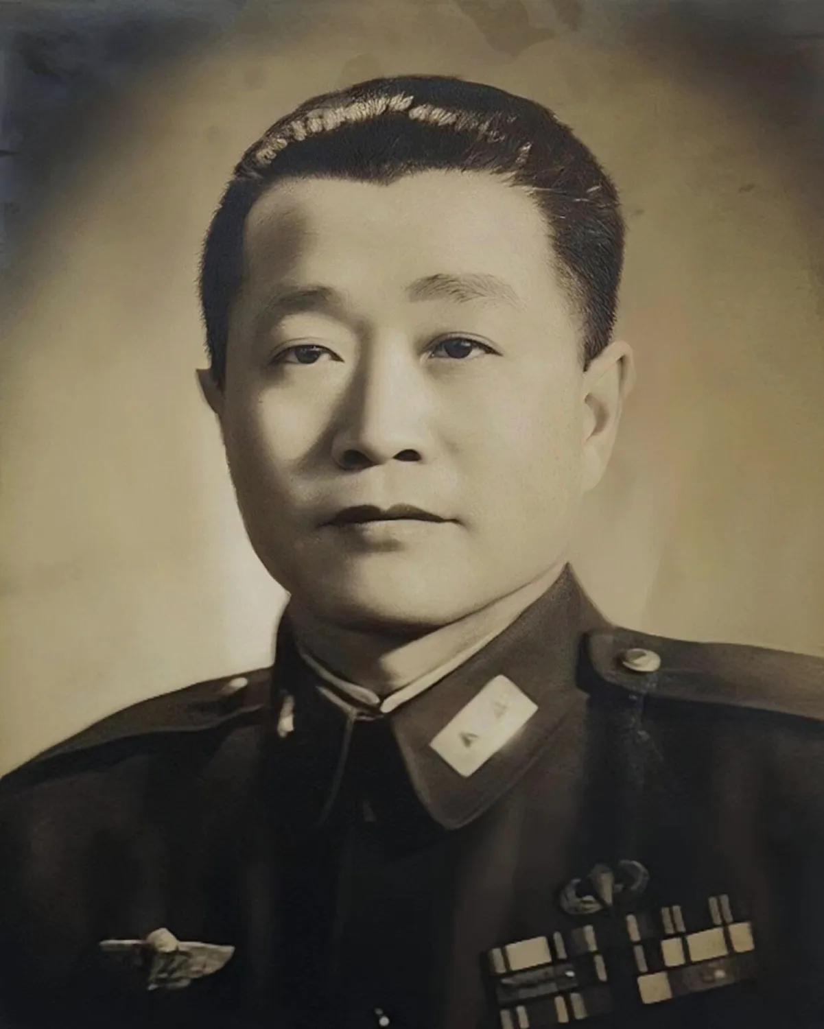 “大爷，去孟家河怎么走？你要是能带我们过去，我把这个送给你！”杜聿明带着司机和副