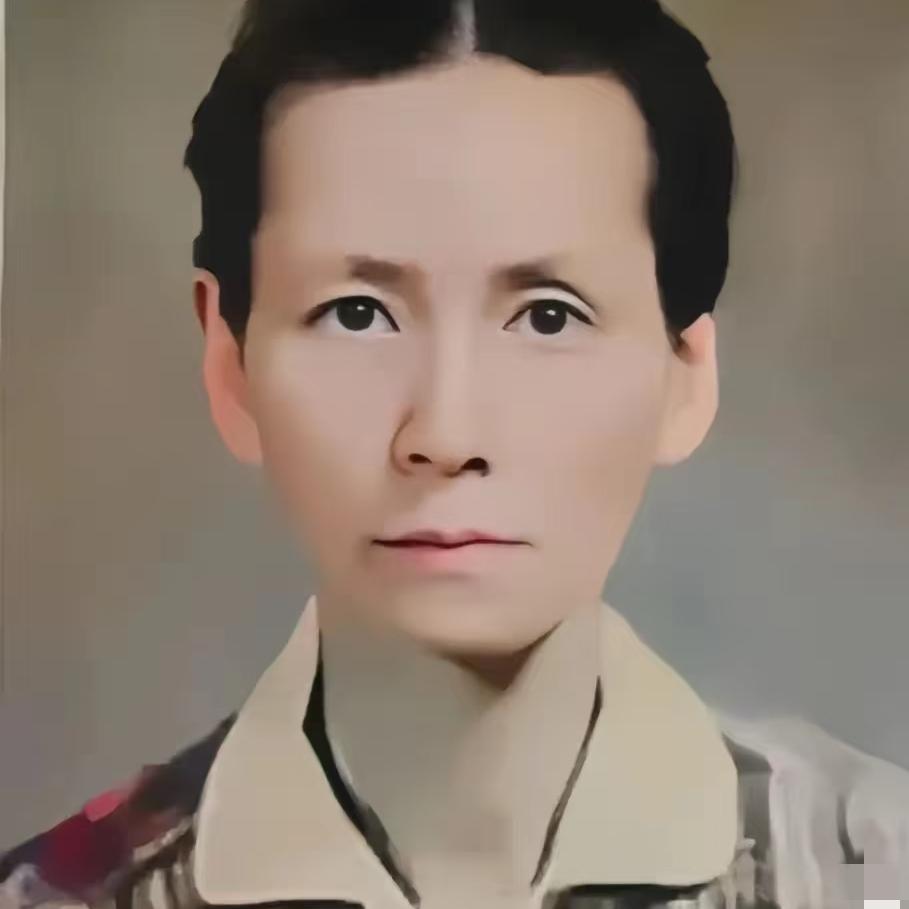 这不是剧照，而是林徽因的证件照，这一年她刚刚50岁，已被病魔折磨的非常消瘦了，如
