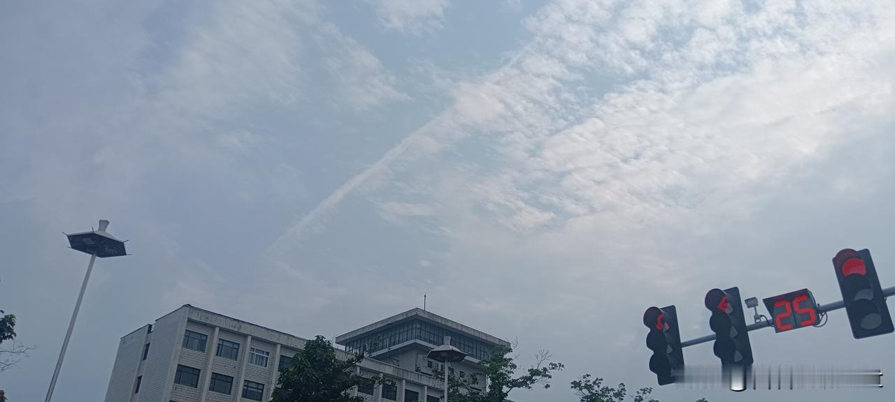 晒图笔记大赛今天是多云天气，我随手用手机拍几幅图片，气温不灼热，但也不那么明朗，