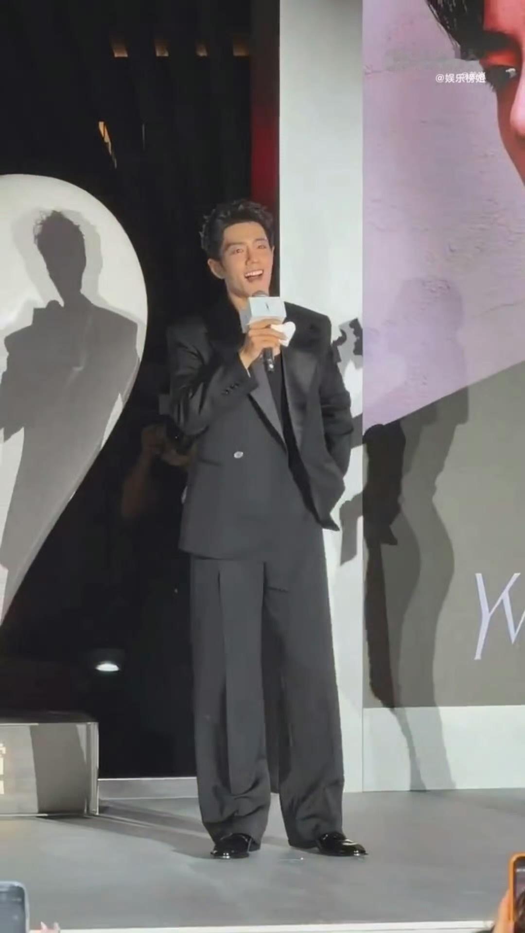 肖战  【肖战看到红海的反应 】8月19日七夕，肖战在香港出席品牌活动，面对现场