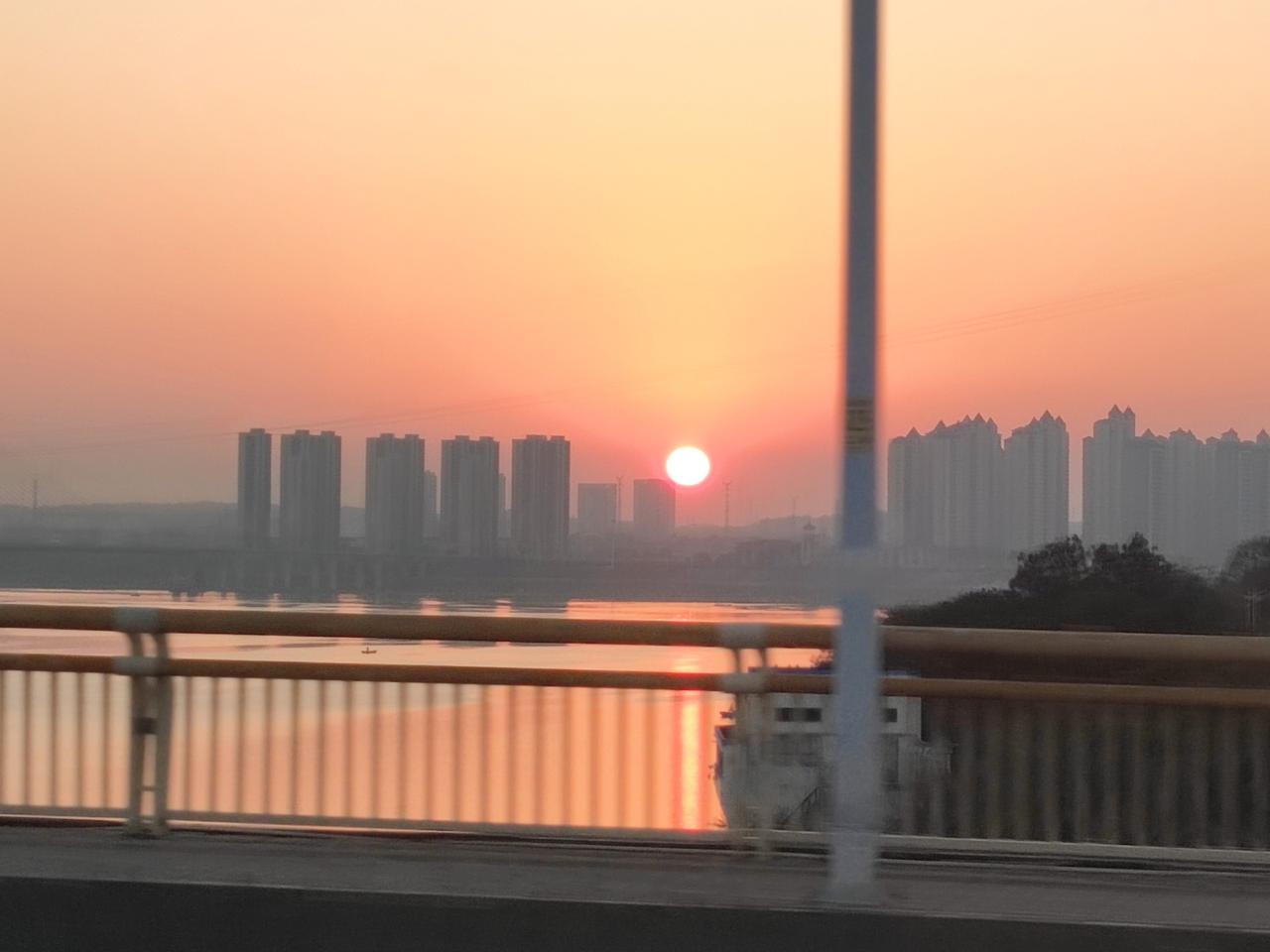 夕阳西下，残阳如玉。（看飞机回来，路过湘江随手拍）夕阳西下 夕阳西下有感 夕阳西
