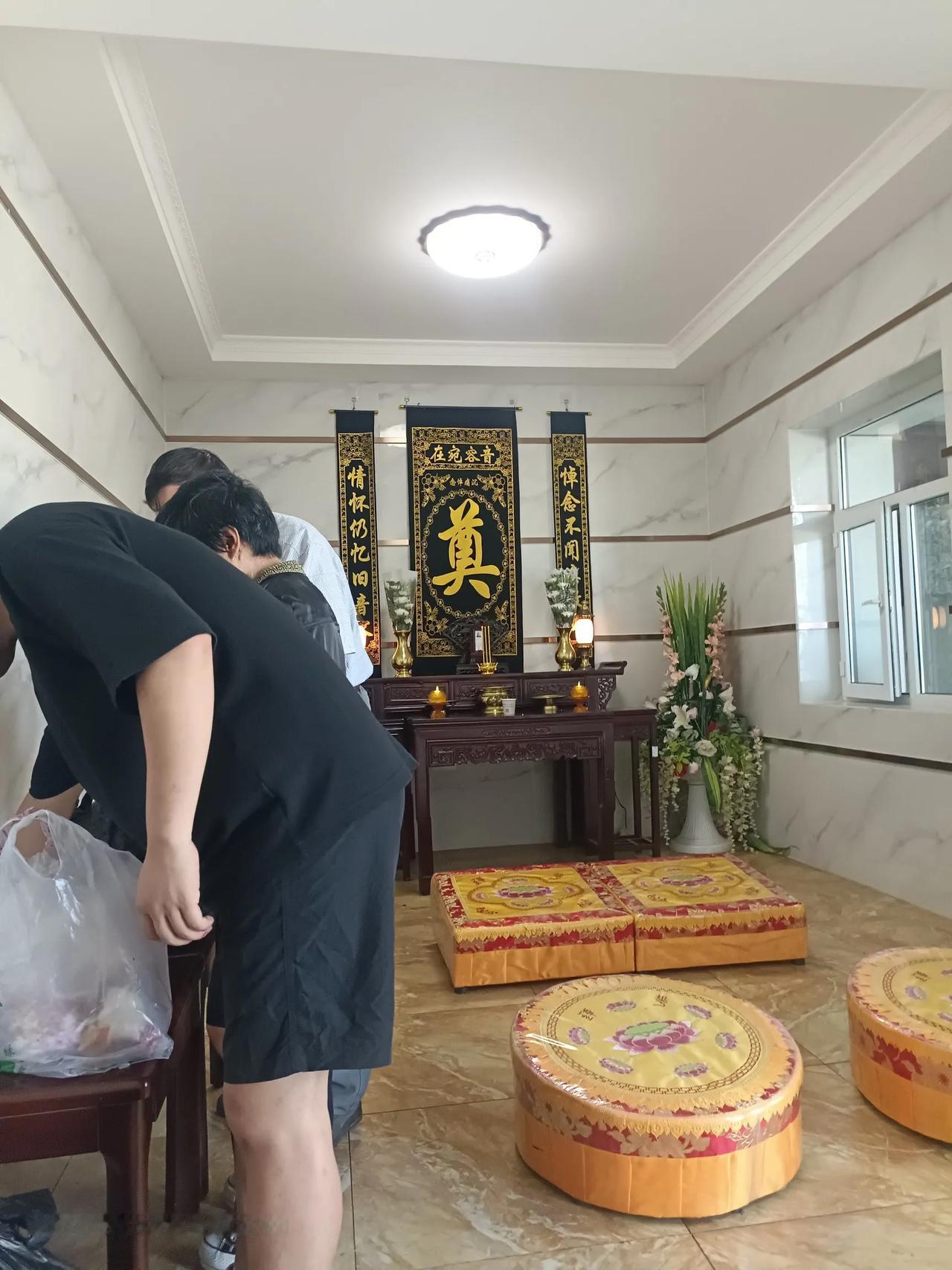 望着妈妈的遗像，我心中有个疑惑：难道妈妈就这么没了？人死后到底有没有灵魂？有没有