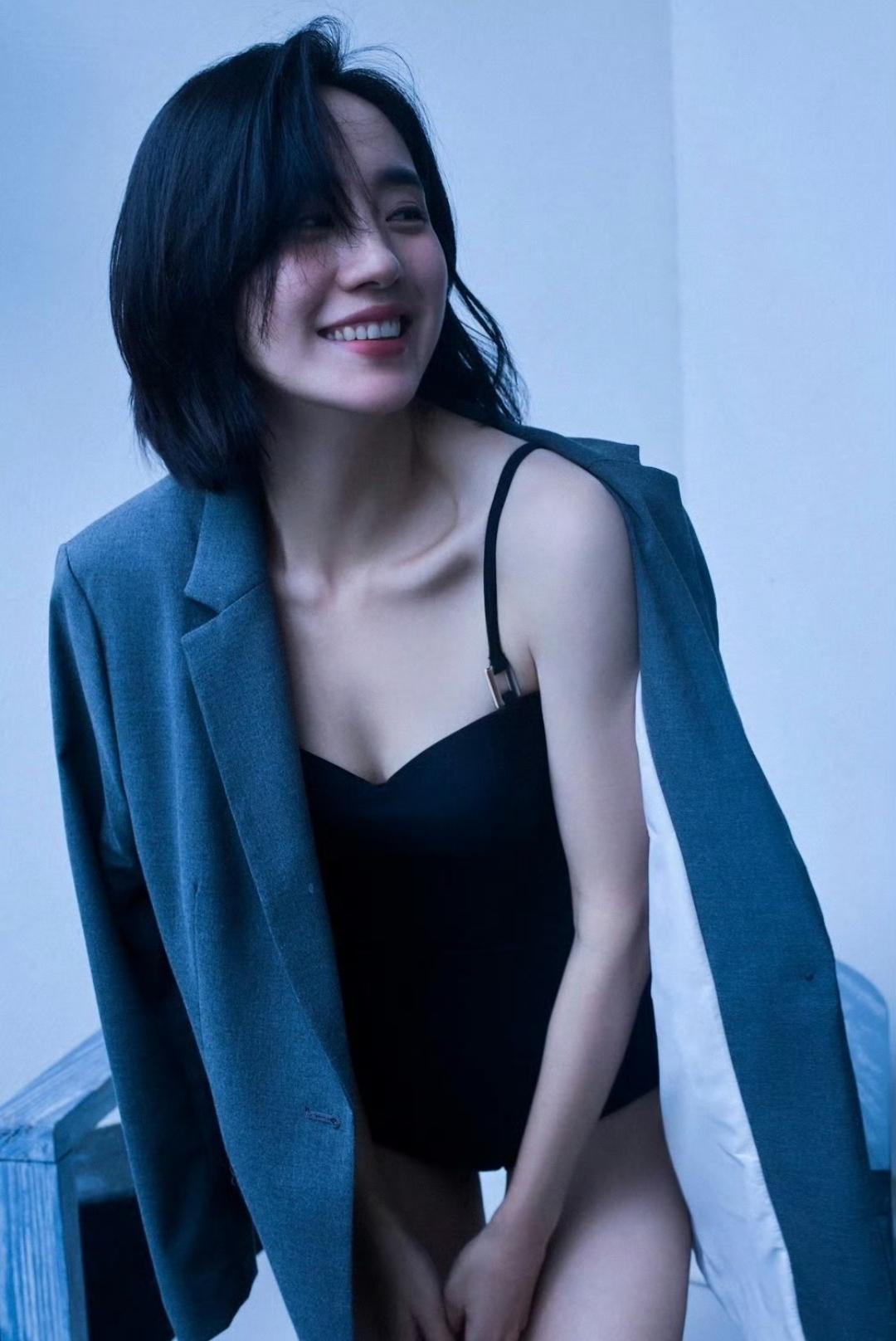 秋雅王智的身材十几年了还这么能打！
 
当年《夏洛特烦恼》里的白裙校花秋雅，一个