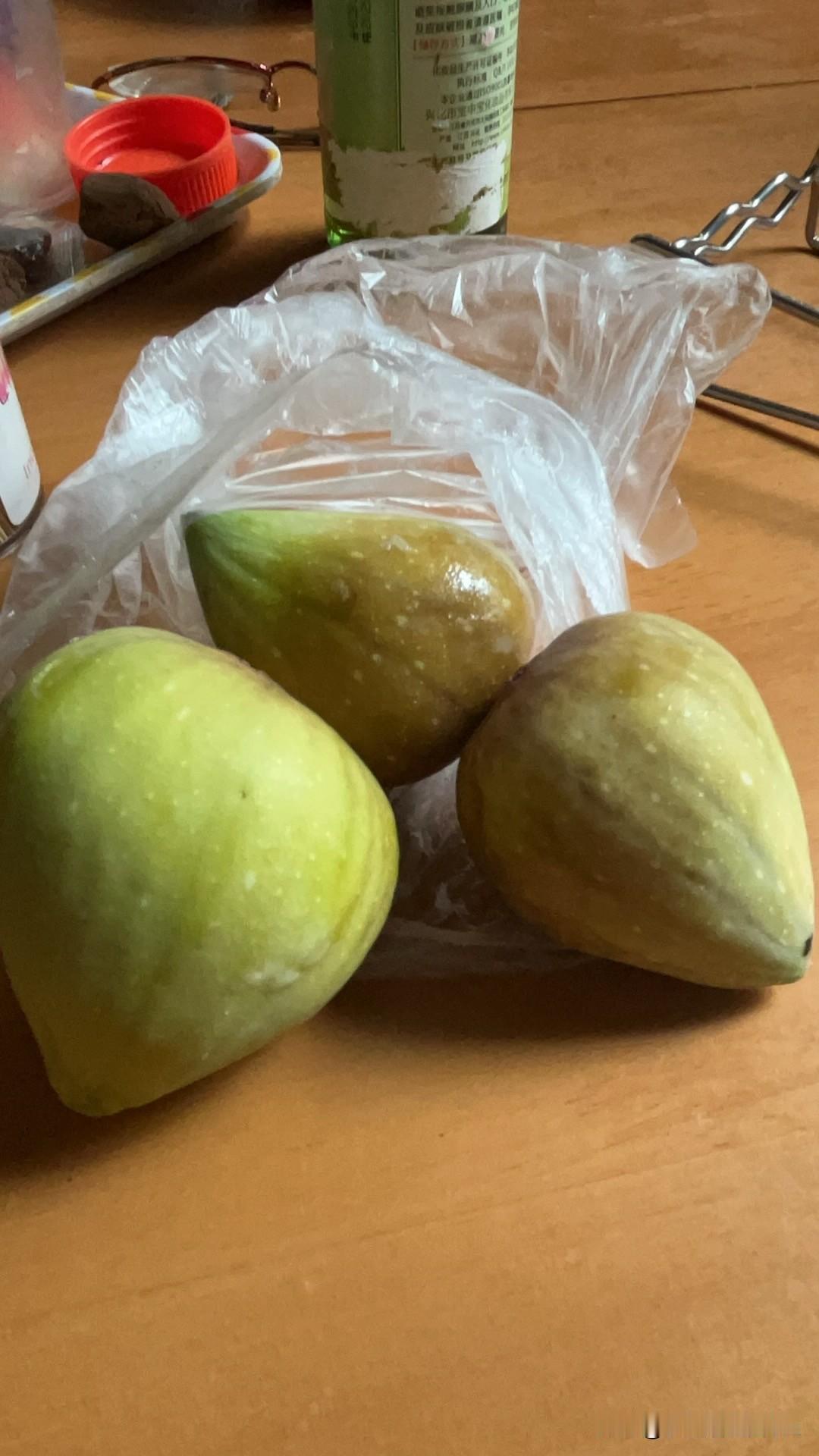 浪费了半天劲，半天时间，就摘了这三个果子。

今年这闷热的天气，好像特别适宜无花