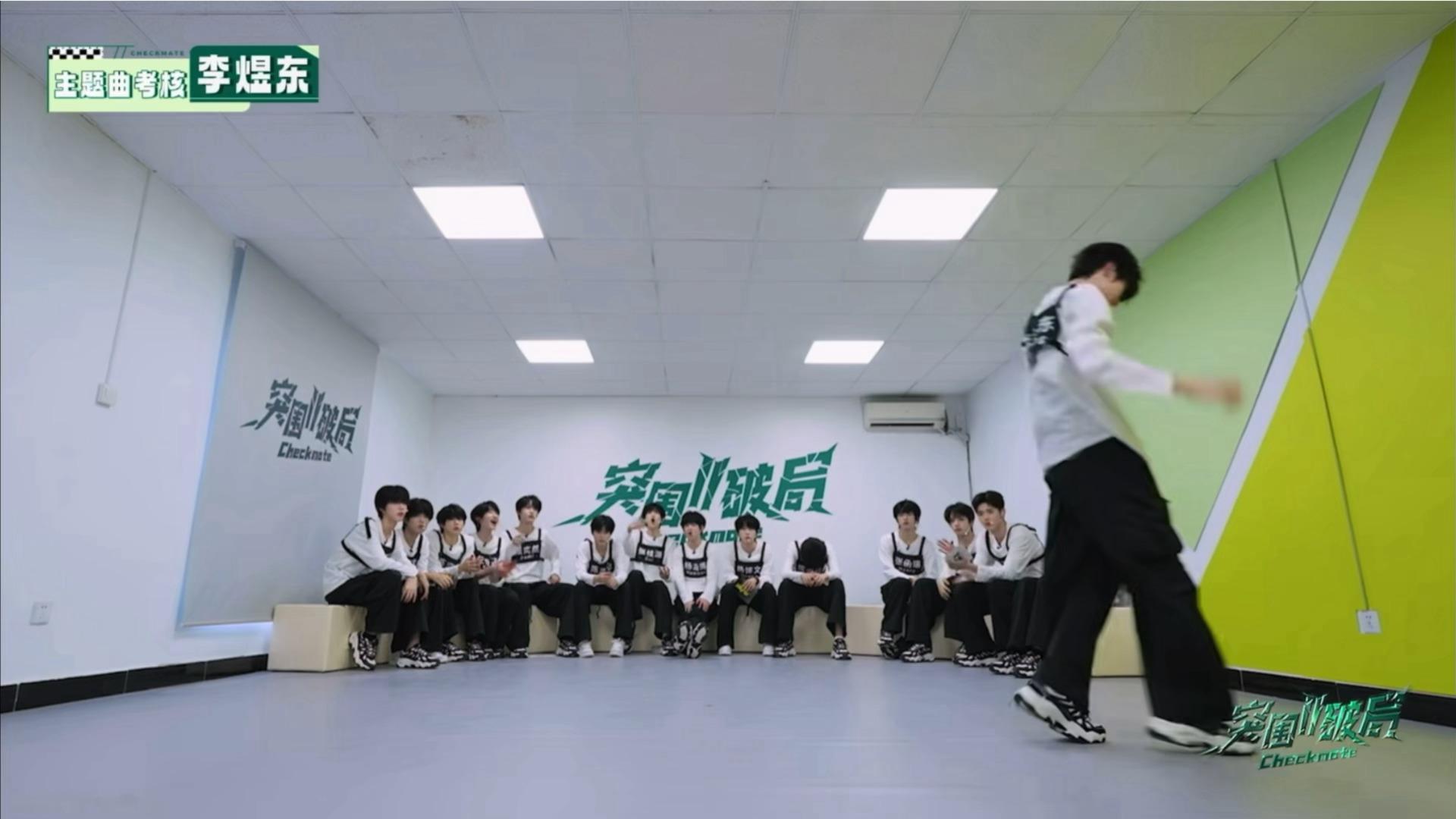 喜欢你有很多理由，永远尊重镜头、尊重台前幕后每一个人的鞠躬也是其中一个 