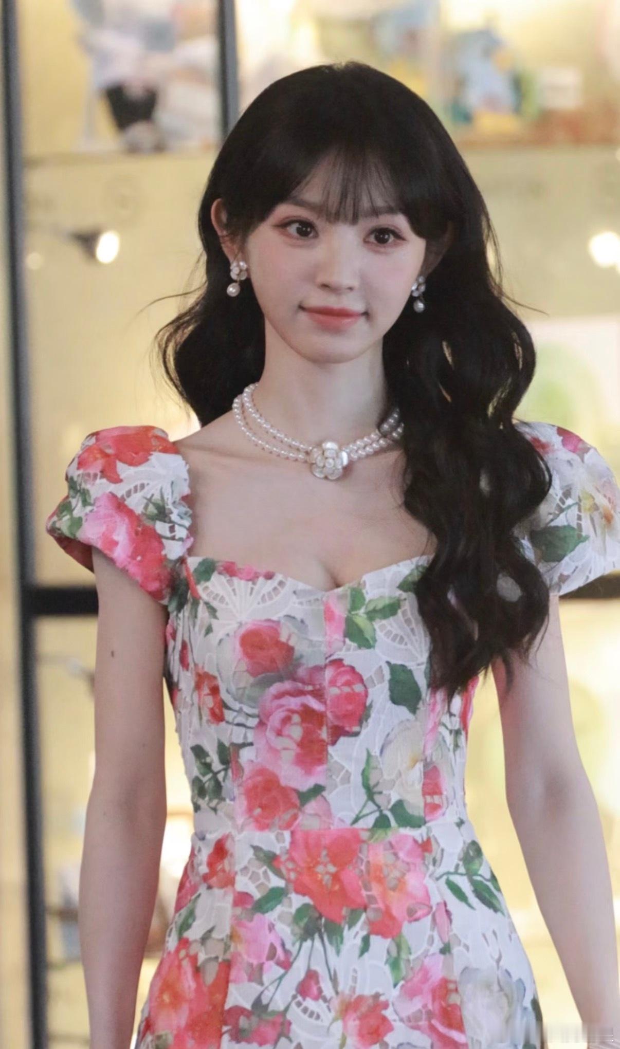 田曦薇花朵长裙田曦薇忙忙碌碌寻宝藏上班造型 美神降临 