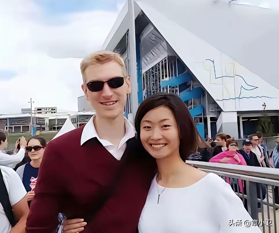 敬一丹独生女王尔晴，毕业于帝国理工，丈夫苏格兰人，婚后定居北京，长期在乡村做教育
