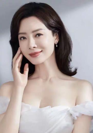 被冯小刚“退货”，才是陈数职业生涯最漂亮的一仗。
《集结号》开拍，冯小刚盯着妆发