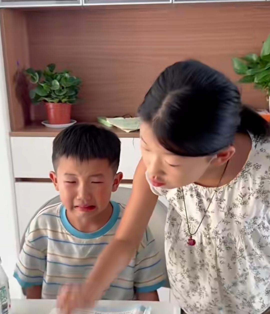 姐姐辅导弟弟拼音被气到“罢工”，一句吐槽戳中无数二胎家庭
 
近日，河南一段姐姐