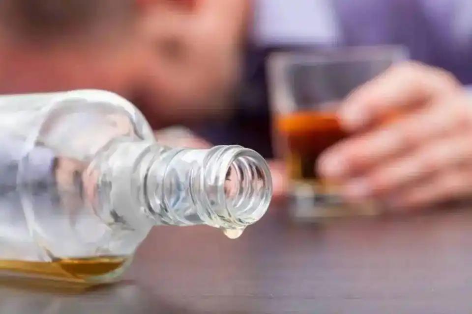 上海男子下班后和4个同事烧烤聚餐，5个人喝一瓶开封的52度白酒。聚餐结束后5个人