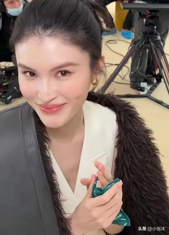 陈伟霆对何穗是真上心啊！看最近两人同框的状态，谁说离过婚的女生不配被好好爱？
 