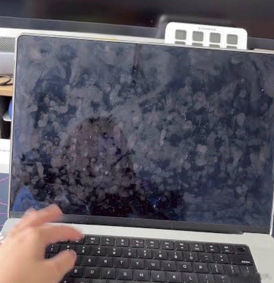 苹果为了卖抛光布，推出了触屏版MacBook Pro[doge] ​​​