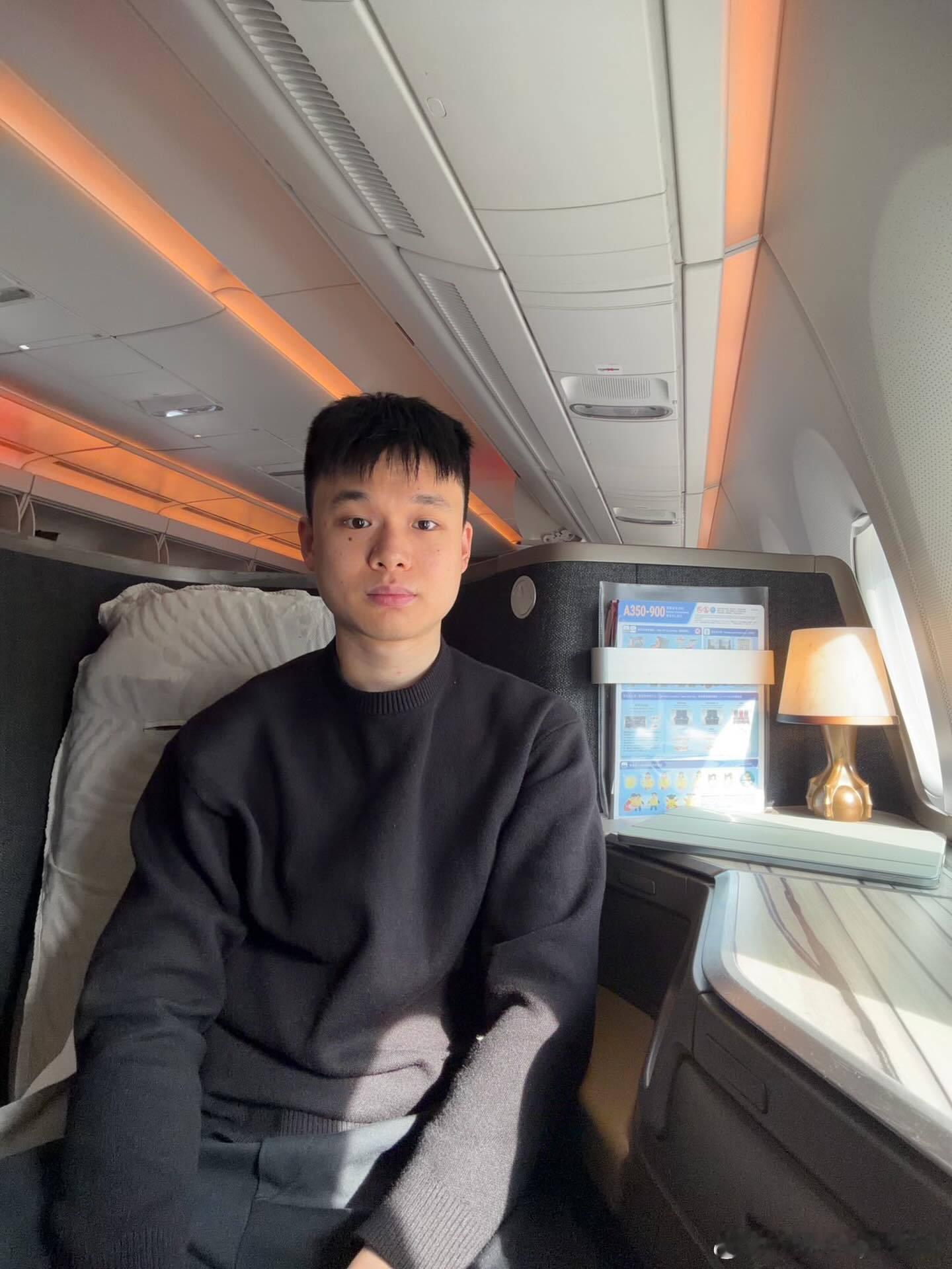 冯翊新出发前往🇬🇧伦敦世乒赛🛫 