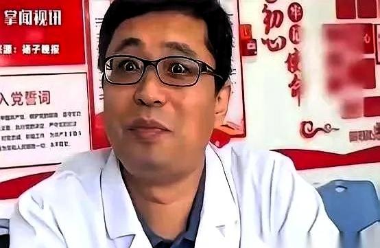 江苏苏州一家医院里，女儿戴着口罩陪同母亲就诊，母亲检查后并无大碍，医生却留意到了