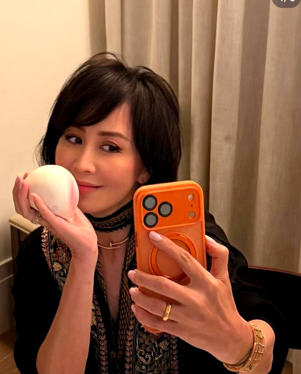 刘嘉玲晒出60大寿的照片。
 

那个有点社恐的影帝梁朝伟，在她的生日会上总是安