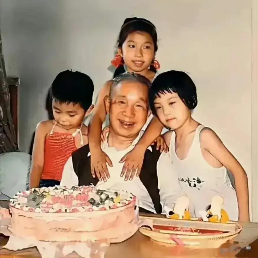 1983年8月10日，北京。粟裕将军76岁的生日，将军年轻时浴血沙场，晚年在家含