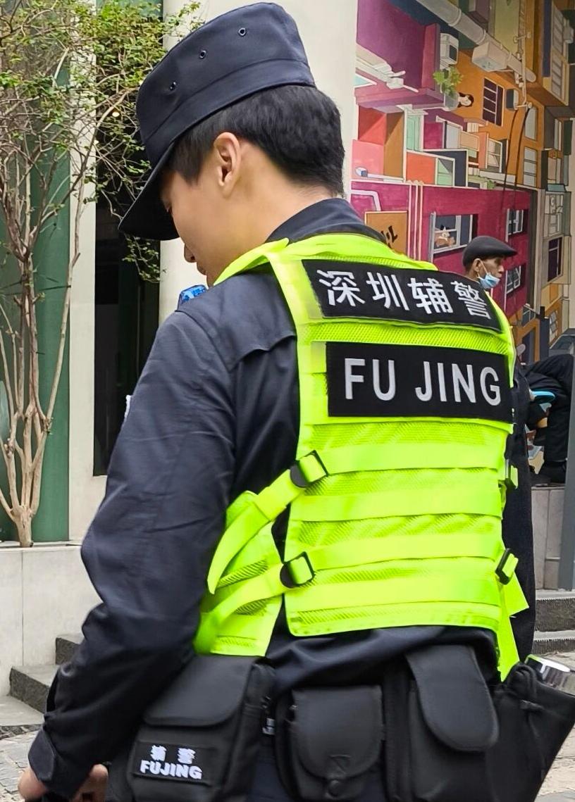 辅警下班后未着制服，对聚众闹事“视而不见”，不构成渎职罪。

渎职罪的犯罪主体须
