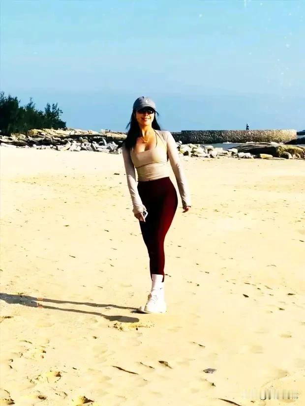 海边漫步，轻松自在的一天！🏖️💃

嘿，小伙伴们，你们是否也曾梦想过在海边尽