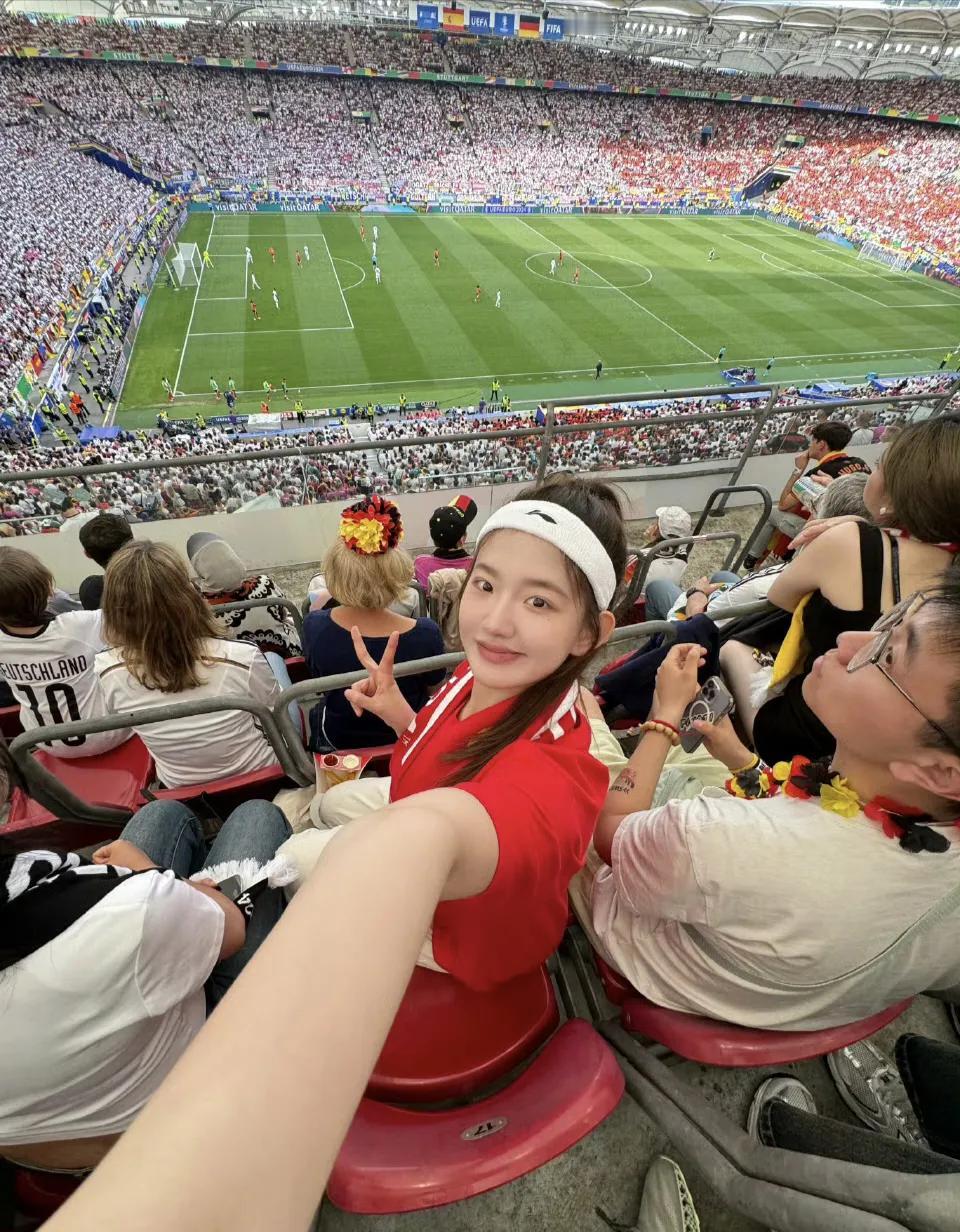 孟羽童和闺蜜一起在德国看欧洲杯，作为西班牙球迷的孟羽童坐在了德国球迷区，要不是她