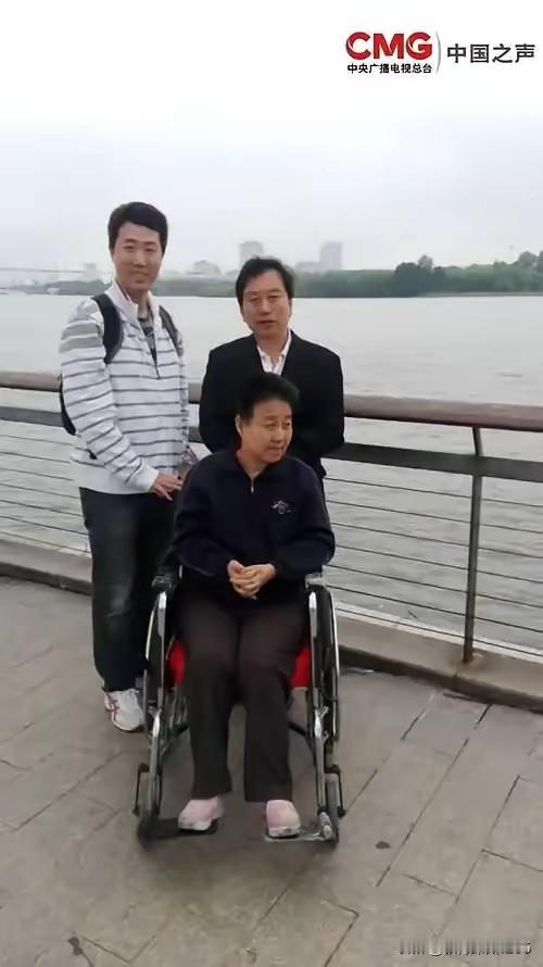 一场煤气中毒让家庭破碎，上海警官姜经纬因与亡子神似，应下跨越千里的嘱托。12年方