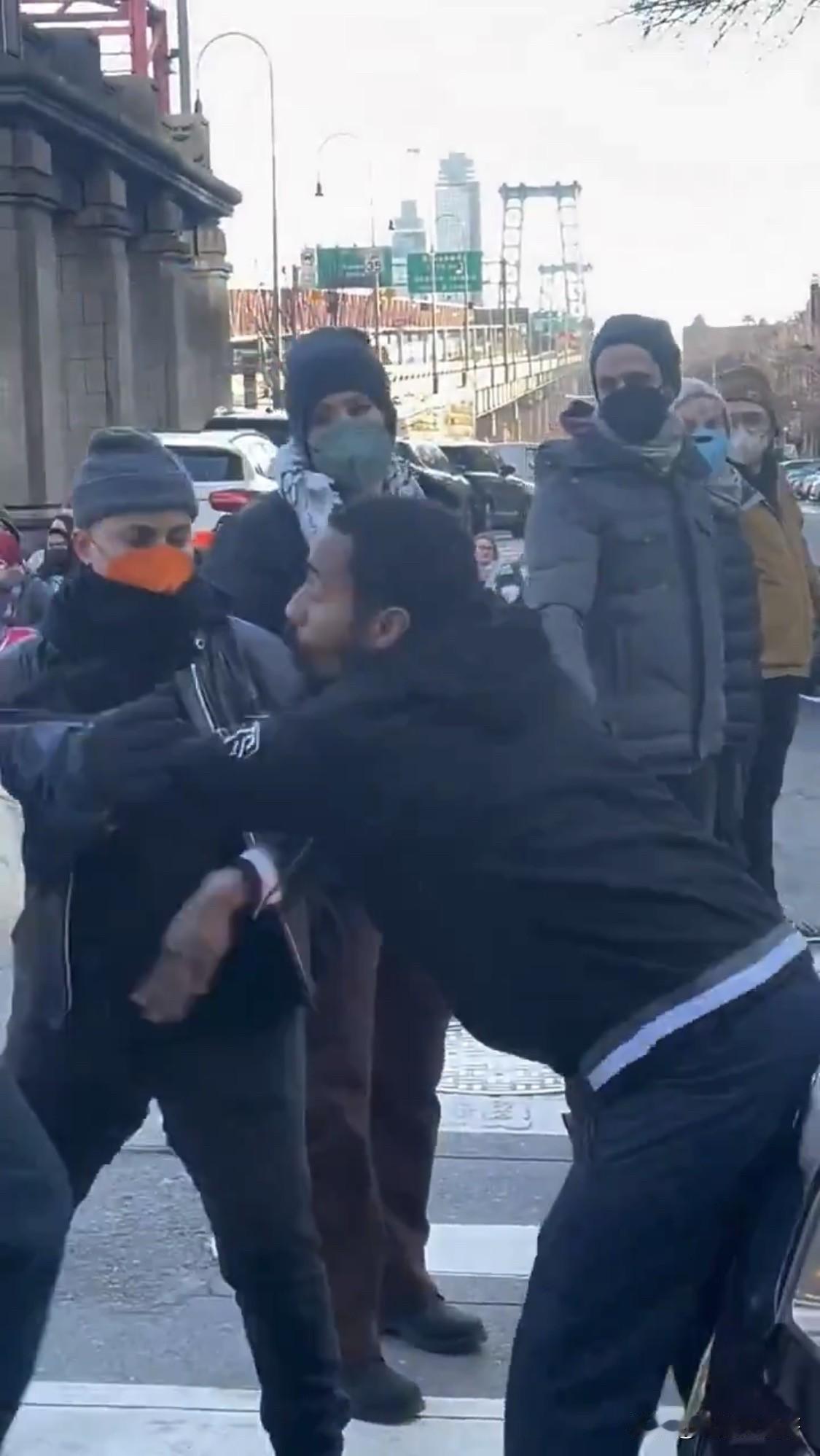 明尼阿波利斯市民野蛮封路扰民

       自发生ICE执法枪击案后，一大波拿