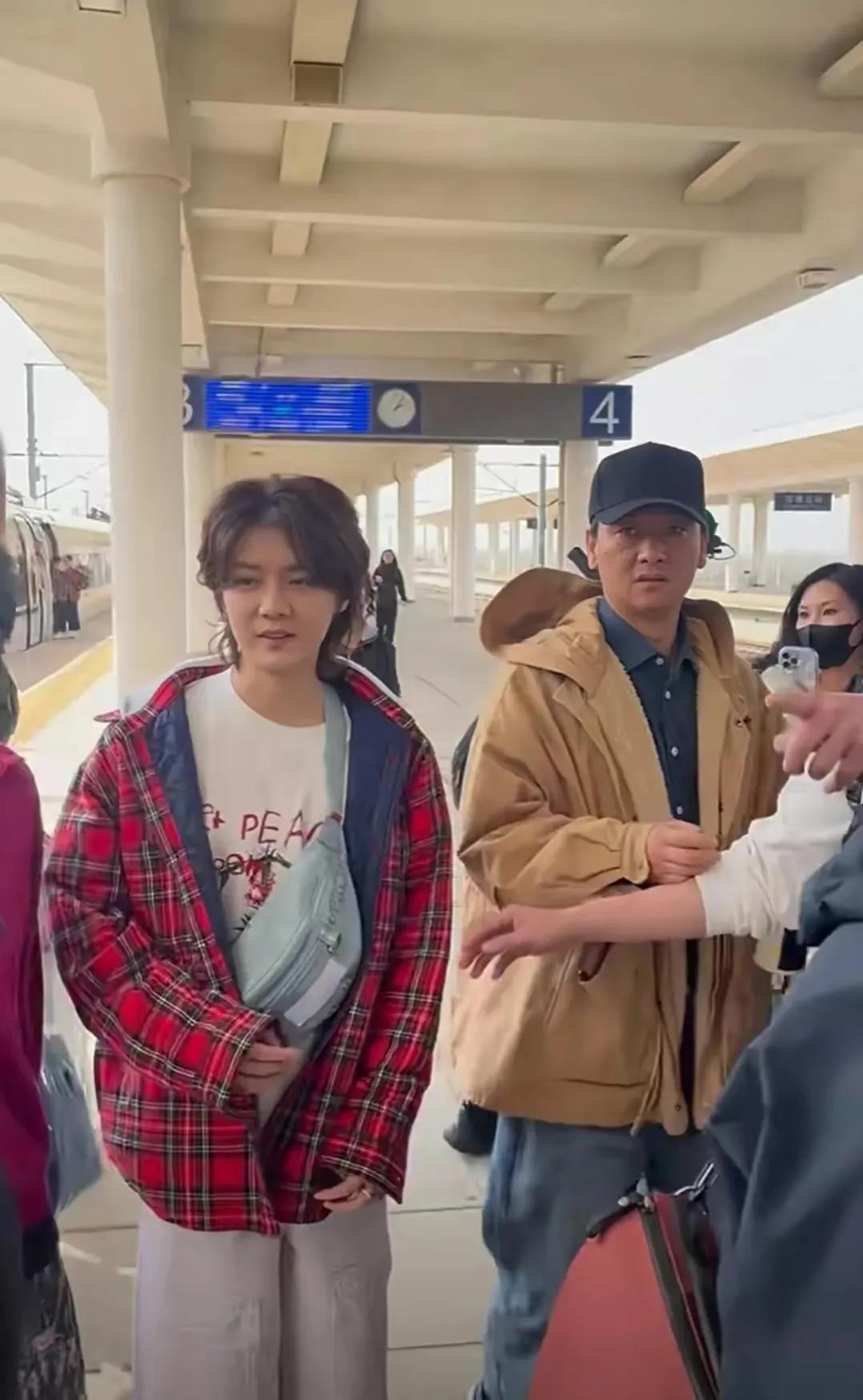 鹿晗：真的很姨……
就是头发烫得不够姨范儿……差了点意思[狗头][黑线]