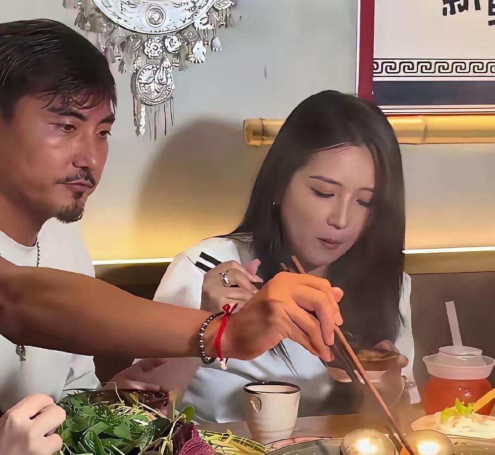 何洁笑了。
那是一种发自内心的笑，不是镜头前摆拍的笑。
多少女人，年轻时都以为爱