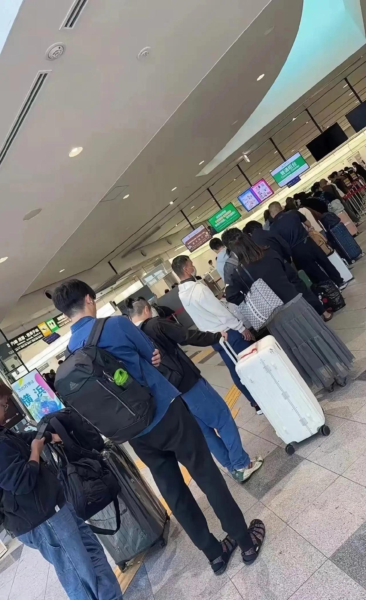 在中国的日本人不走，
从不是走不了，
而是
中国的生活早让他们舍不得挪窝！ 
核