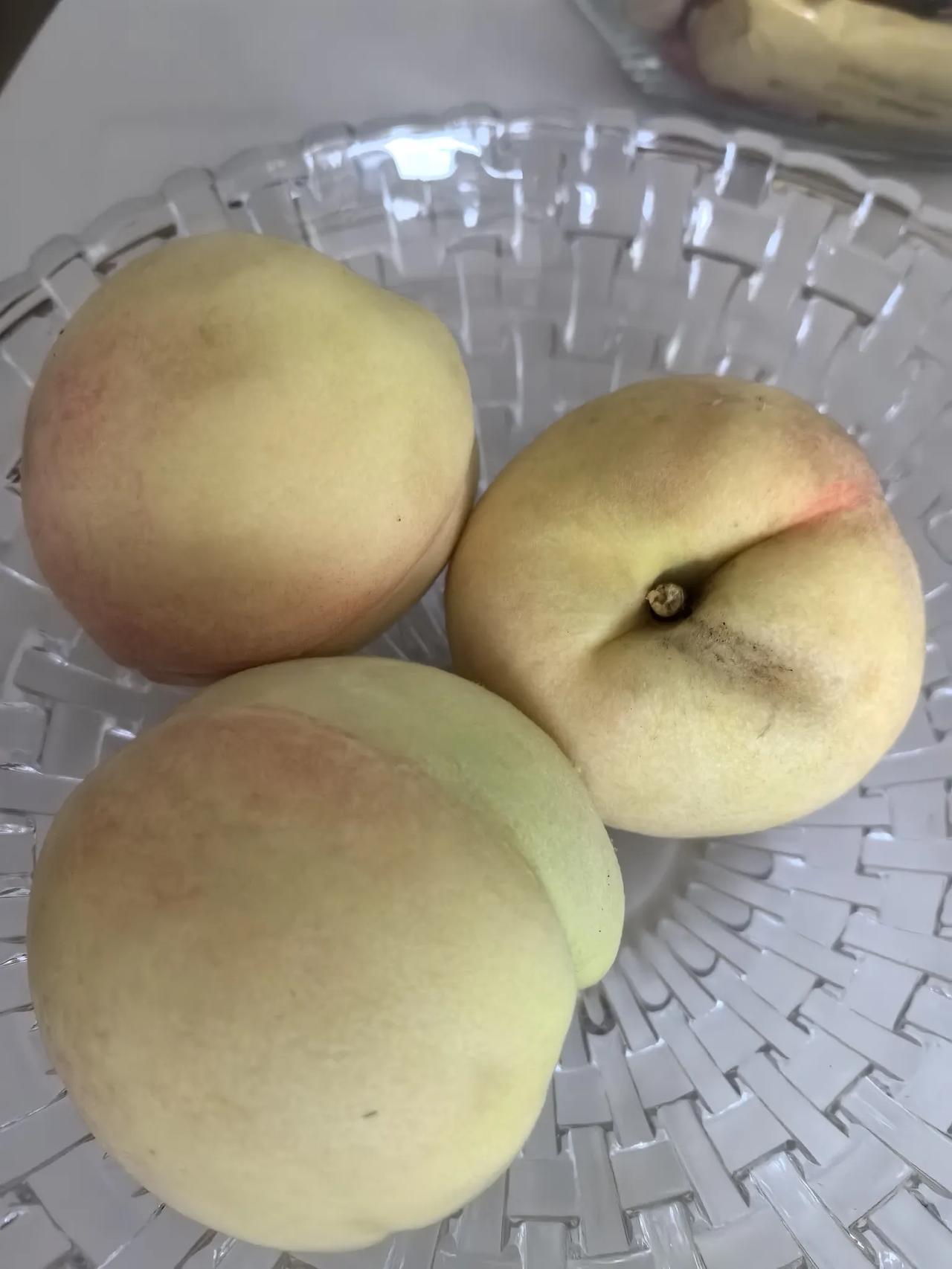 吃上了早熟的奉化白凤水蜜桃，我的口福来了。
      昨天下午朋友从奉化游玩回