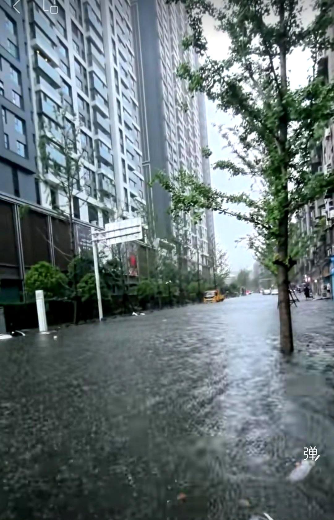 豪车都停进地下车库了，怎么一到下雨天，反而地面先“泡汤”了？
这事真有点魔幻。