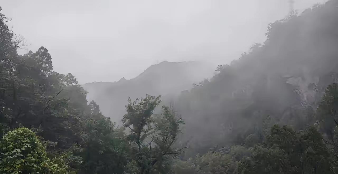 泪目！6 名退休老师去贵州旅游，突遇大雨，在一农户家躲雨，主人家做了 9 菜 1