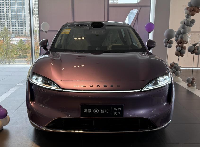 这款智界R7的给我的第一感受就是圆乎乎的，看起来非常的萌。其实我最喜欢的还是它犀