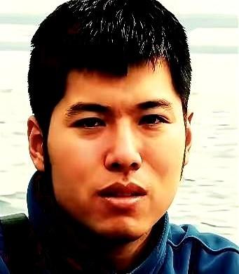 一个画图纸的设计师，被行业寒冬逼得走投无路，扭头拍了部电影。

《牛来》就这么硬