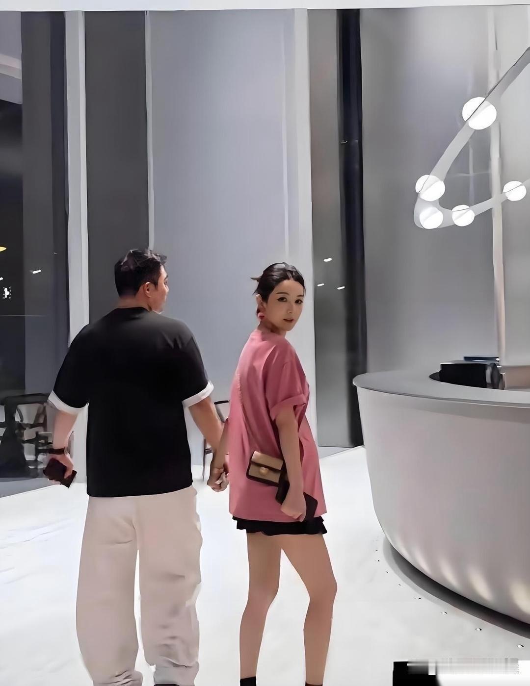 微娅怀二胎了，经历了财富巨浪来袭，原配夫妻还能这么恩爱的，少见啊 ​​​