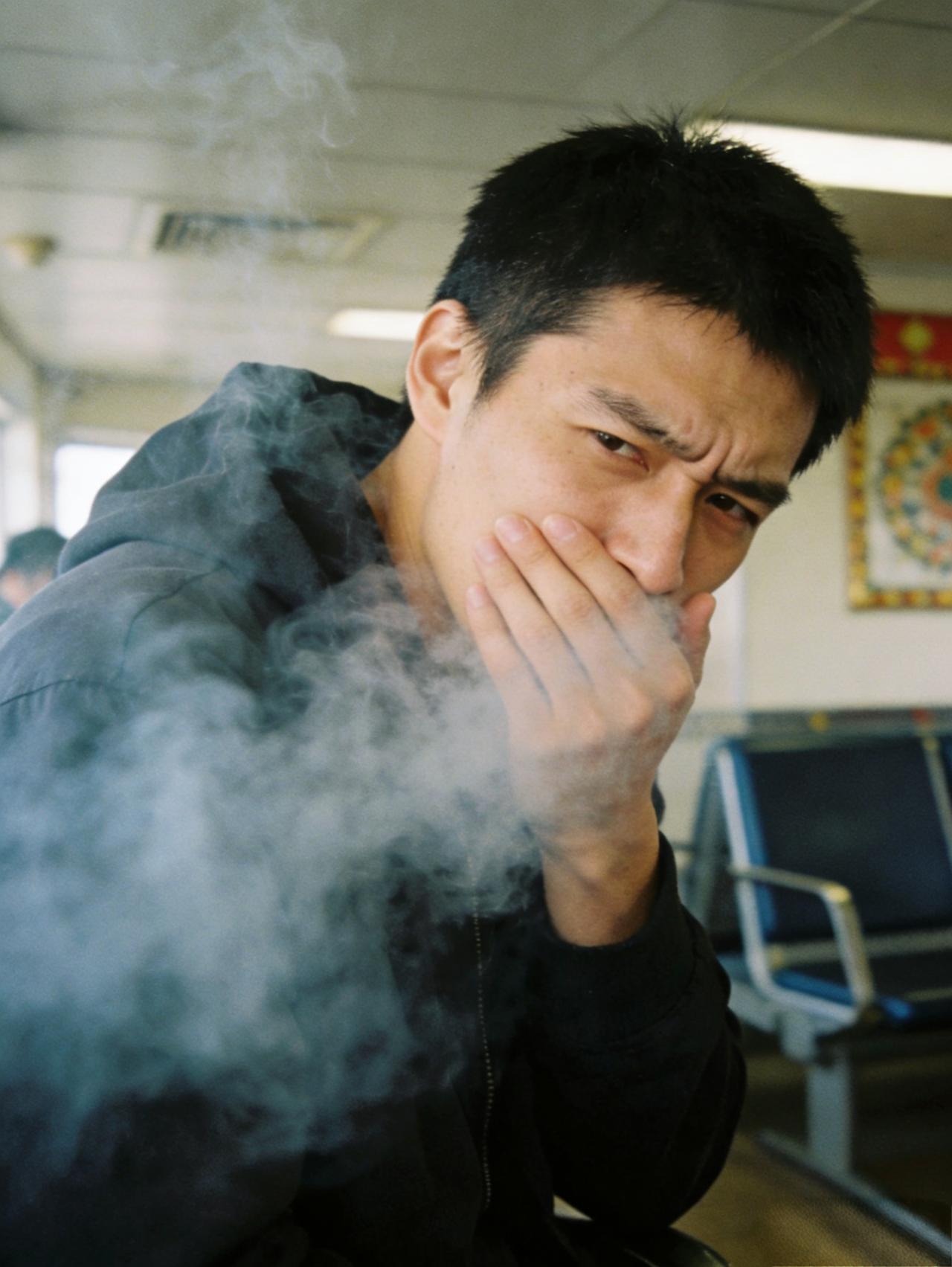 烟味过敏：不是矫情，是身体在求救
 
很多人都有过这样的经历：明明没生病，一闻到