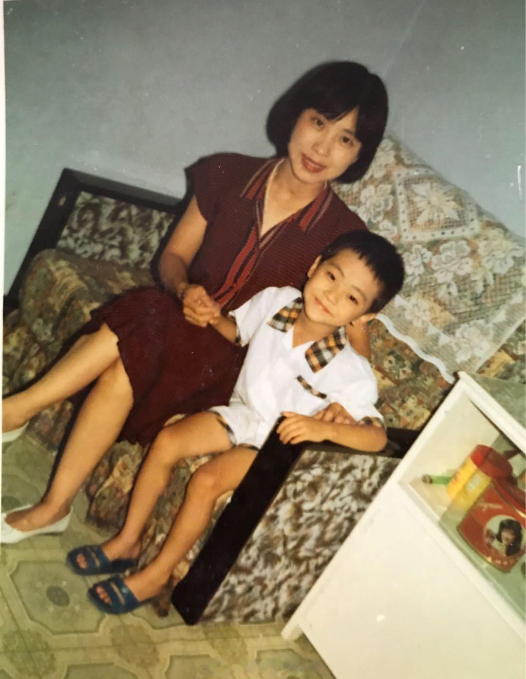 今天翻出了这张照片------我和妈妈感觉妈妈年轻时好漂亮大家觉得这时候的我是几