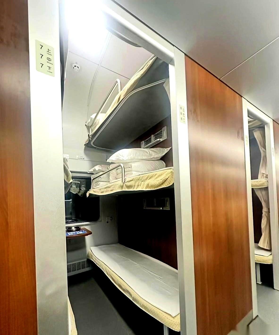 动卧列车上，一个带孩子的宝妈拿中铺换下铺，被对方家属当面要了七八十块钱差价。
 