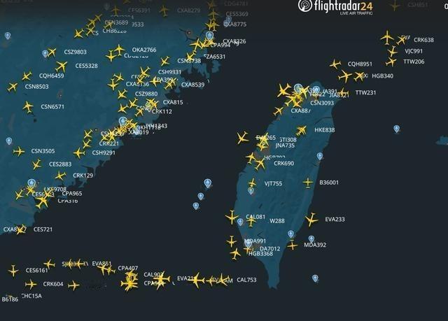 现场视频！解放军火箭弹震撼发射，台湾海峡已净空。30日，解放军围岛军演继续进行，