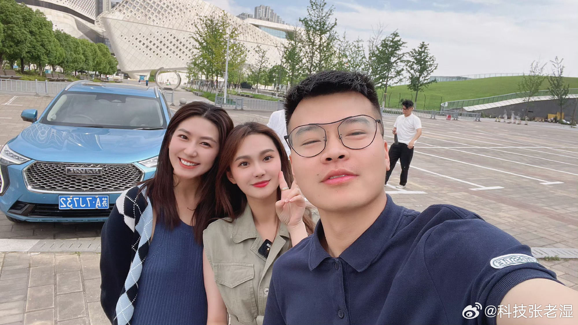 车评人小吕秋晨官宣婚约恭喜二位，小吕的文笔确实好，两个人的故事讲的特别真诚。遇到