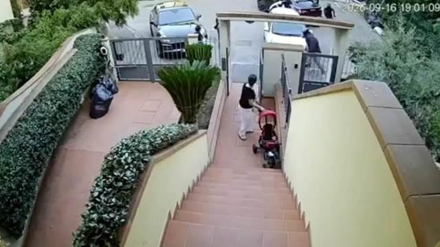 意大利治安状况令人担忧。华人一家四口，带着孩子和奶奶准备回家，家门刚打开，几辆深色车上突然冲下来几名