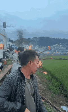 图片中举着火把的村民在干嘛？说是夜晚给稻田里产卵期的稻花鱼引路，那干嘛不直接用上