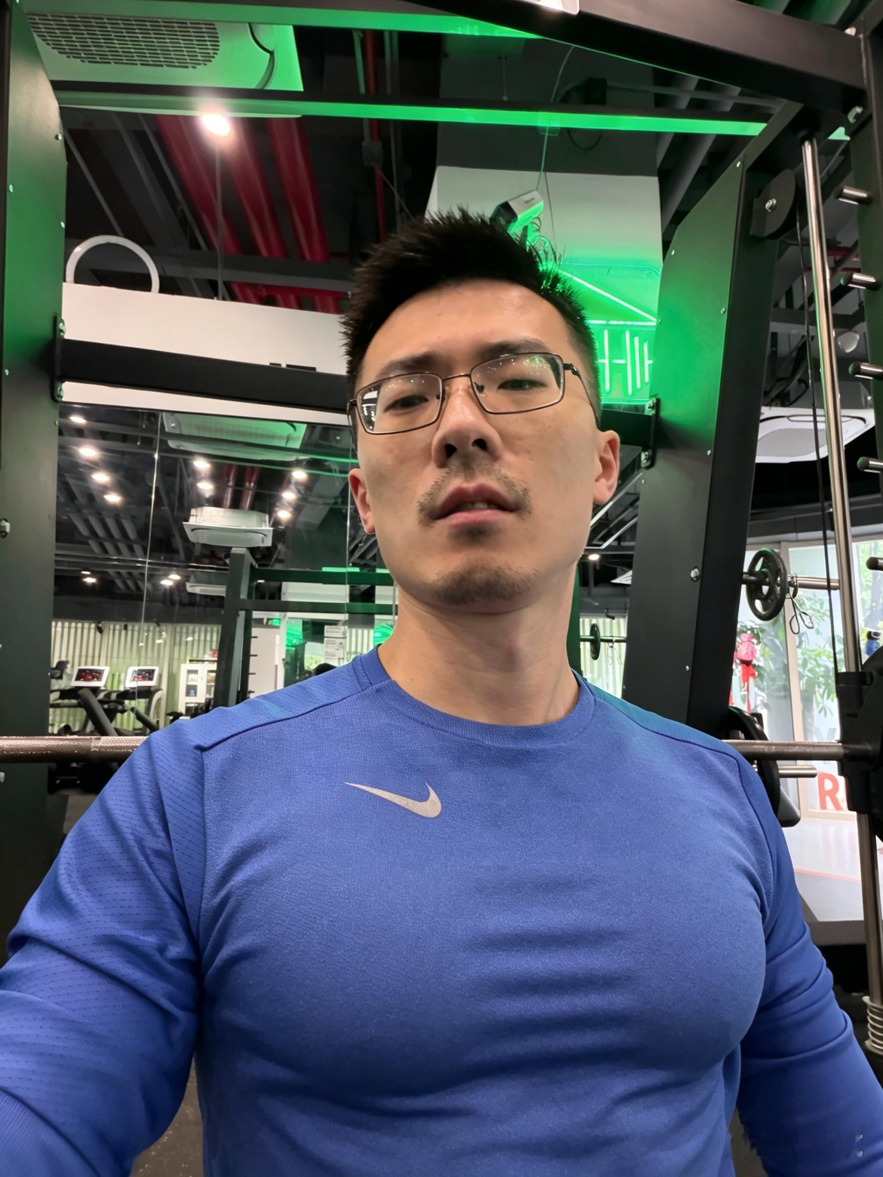 以后不用练胸肌了，AI一下，要多大有多大。我的健身日常 ​​​