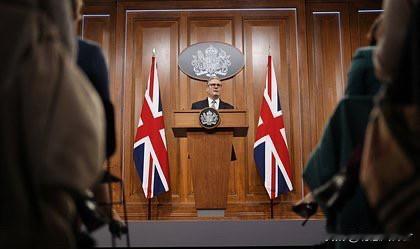 据天空新闻报道，英国首相斯塔默就美国正在考虑对格陵兰采取军事行动的可能性表示愤慨