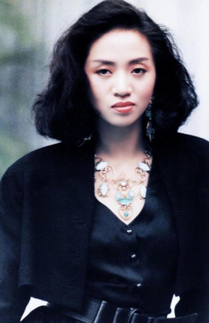 可惜一代歌后梅艳芳，生前情路坎坷，死了之后也不安宁。
现在，她的骨灰被盗取了！