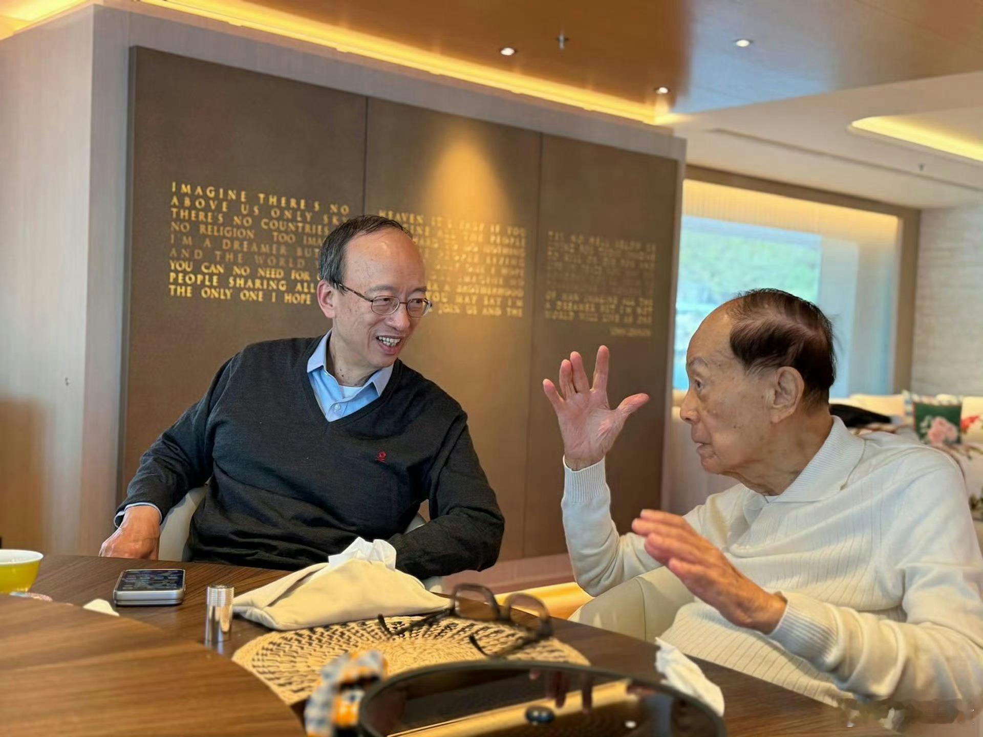 李嘉诚辟谣 谣言退退退！97岁李嘉诚状态在线，和友人同框超有气场，太稳了！ 