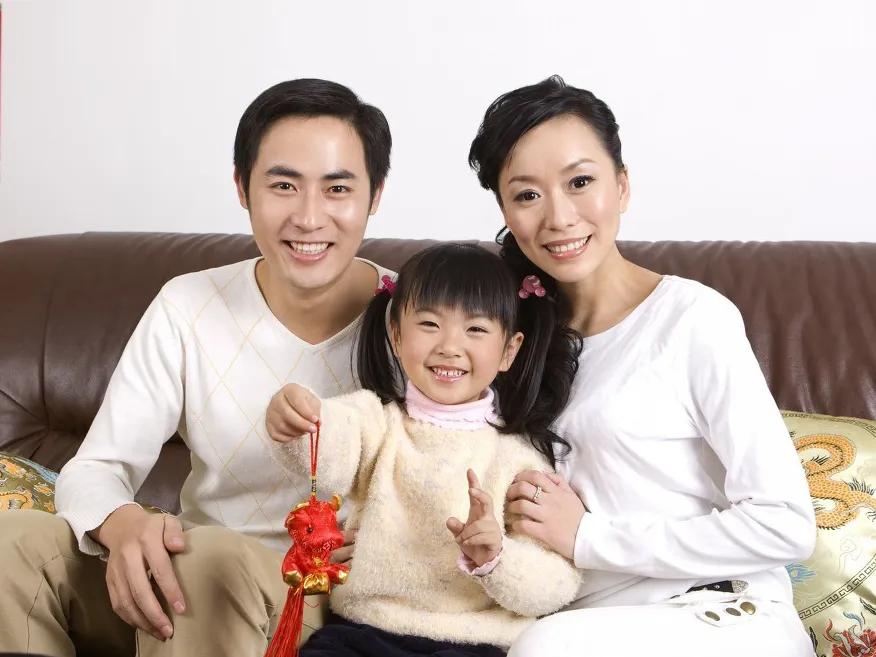 前三十年讲究家庭出身，一种叫“红五类”，一种叫“黑五类”。

“红五类”就是革命