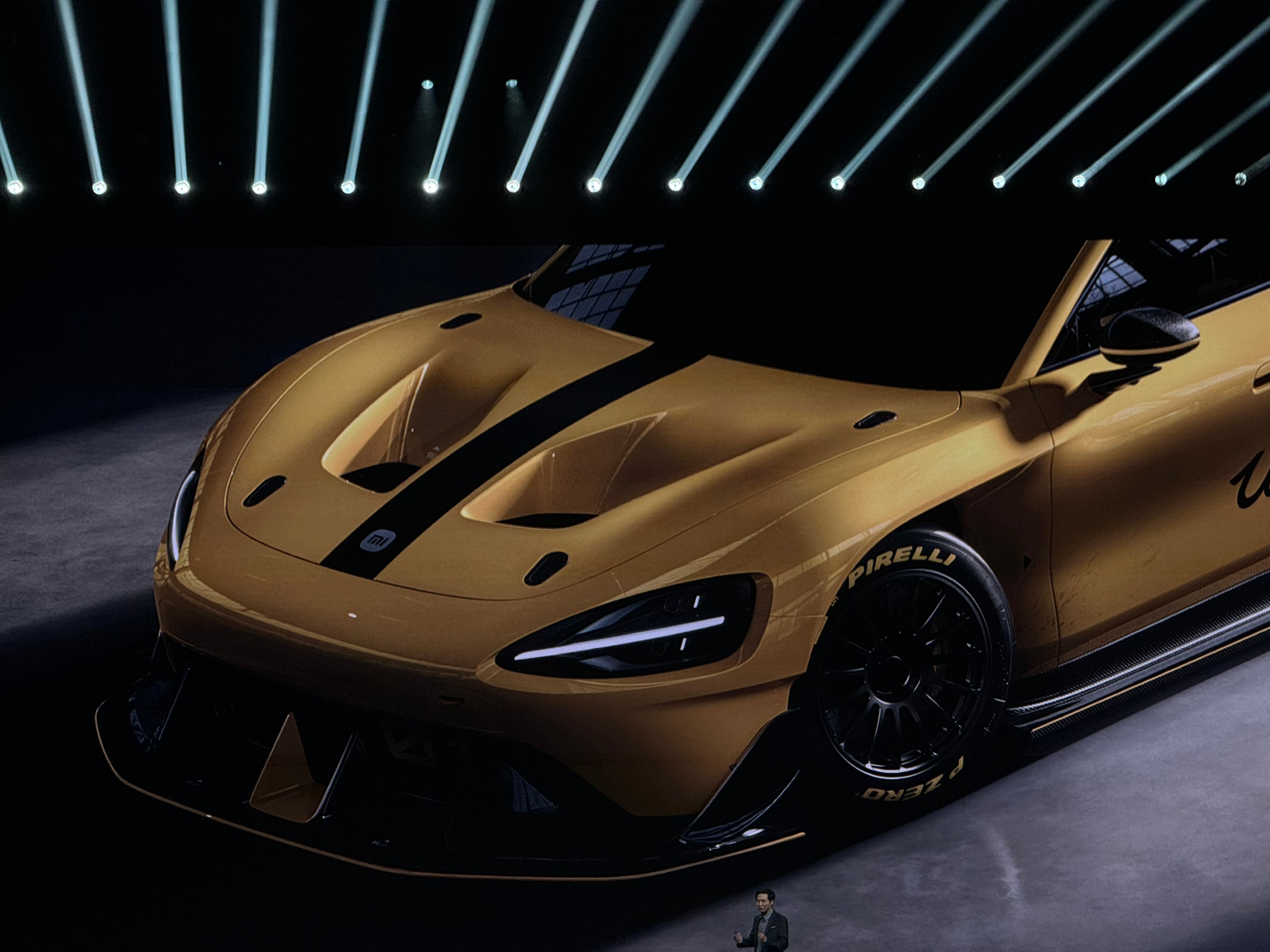 小米SU7 Ultra原型车亮相！（非量产）来看亮点：2台V8S+1台V6S，1