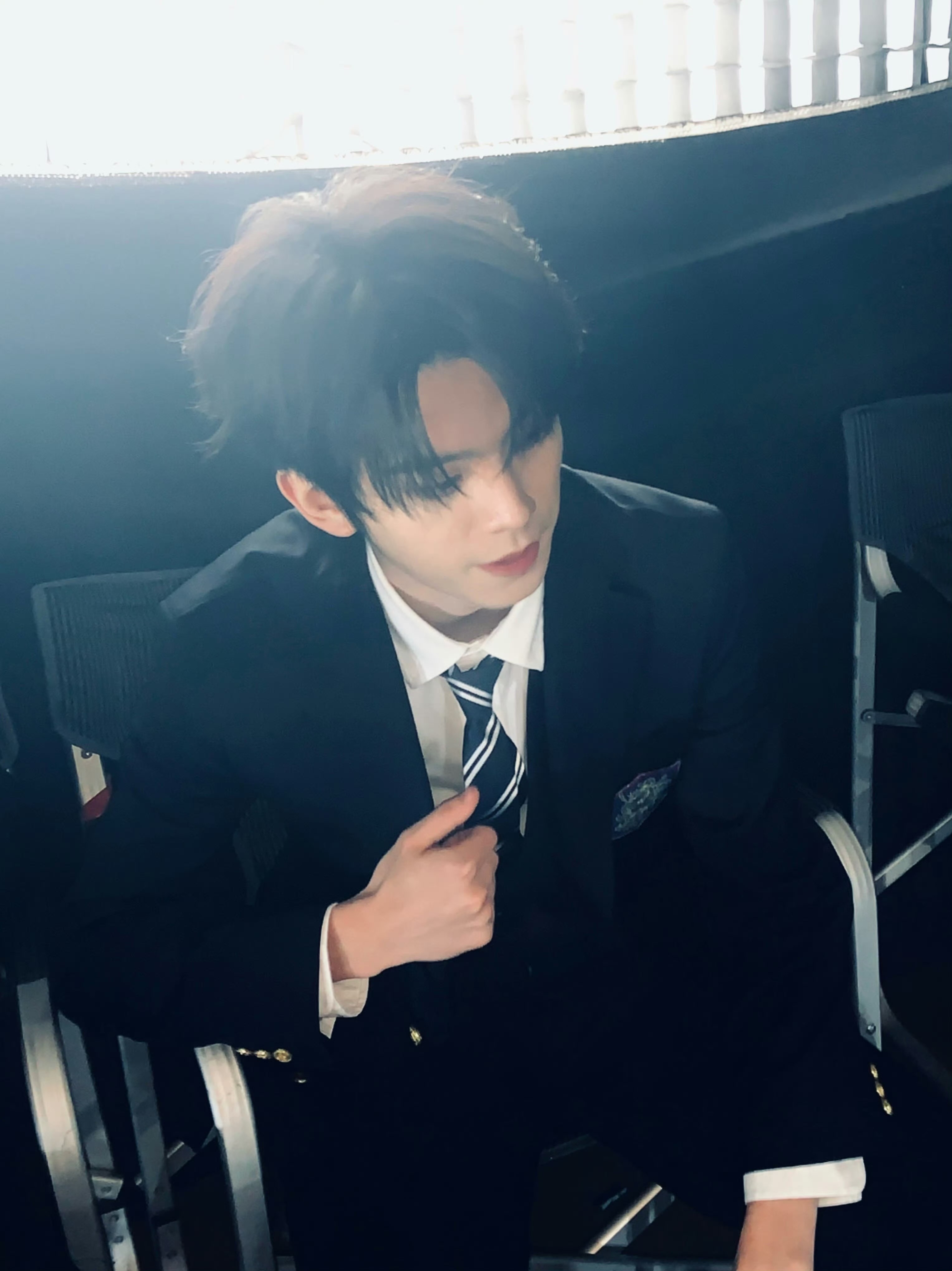 左航发的花絮图太好了全是live图我们有救了！这是什么漫画里走出来的男高学长带着